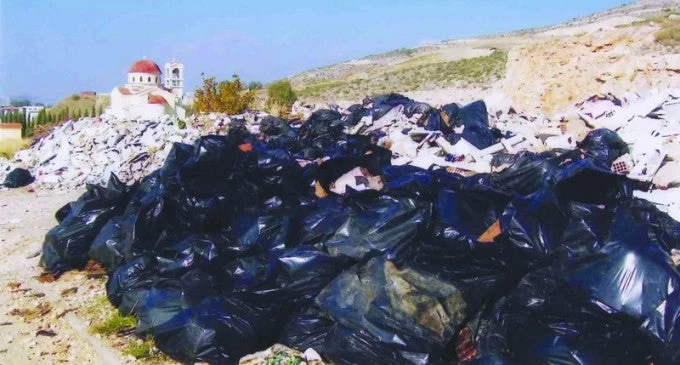 Φρίκη στο νεκροταφείο Σχιστού – Πεταμένα πτώματα και λείψανα νεκρών (βίντεο)